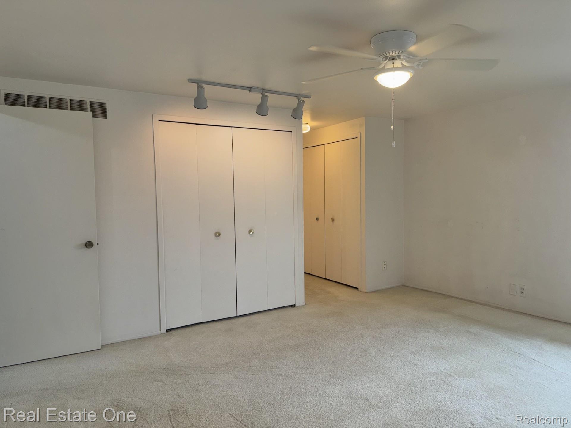 2963 Meadowbrook Drive Rochester, MI 48309 - Photo 32 of 48 primary bedrm.jpeg