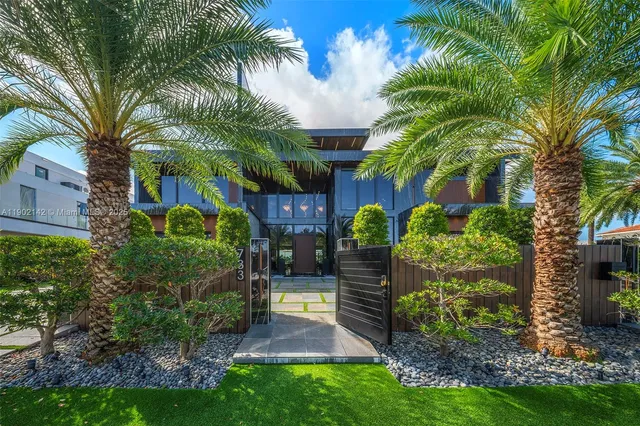 a view of a backyard