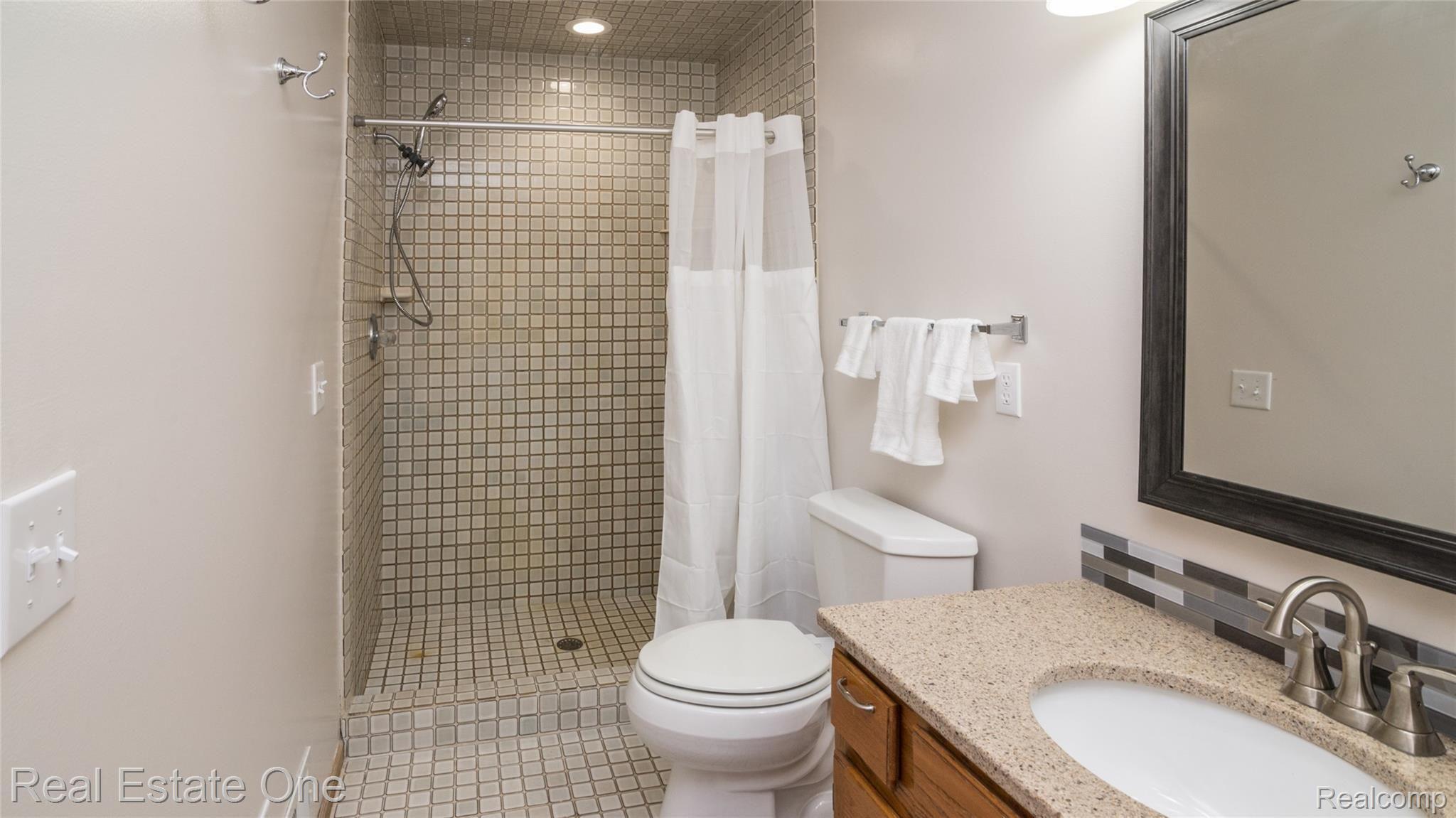 13665 Hibner Road Hartland, MI 48353 - Photo 18 of 60 MBR BTH.jpg