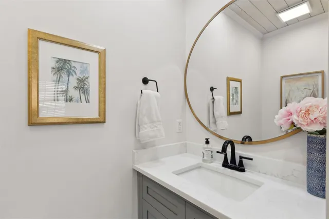 a view of a house with backyard and a tree