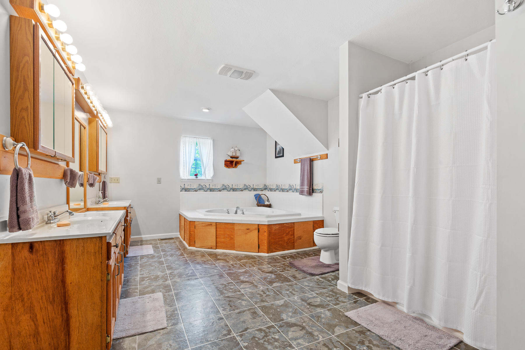 225 Lee School Road LaFayette, GA 30728 - Photo 23 of 48 Master En Suite