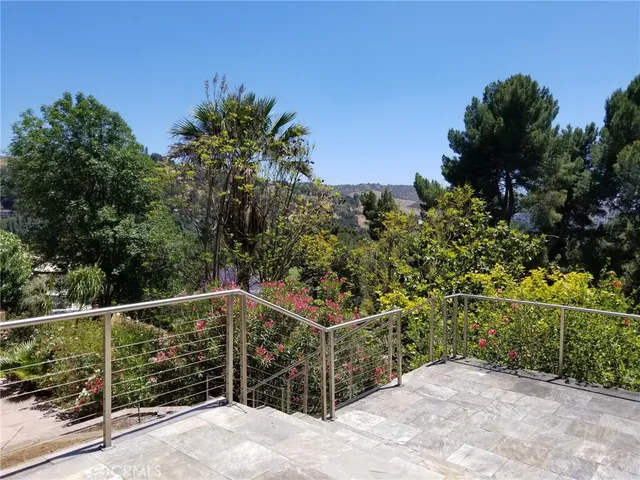 a view of a backyard