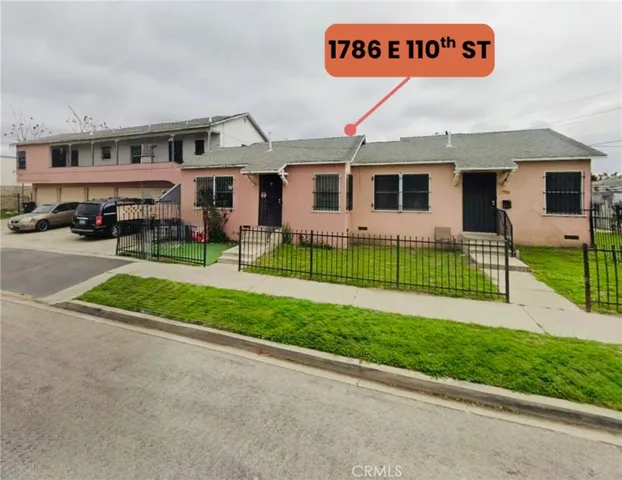 a view of a back yard of the house