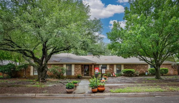 $299,500 | 2002 Everglade Drive, Gainesville, TX 76240