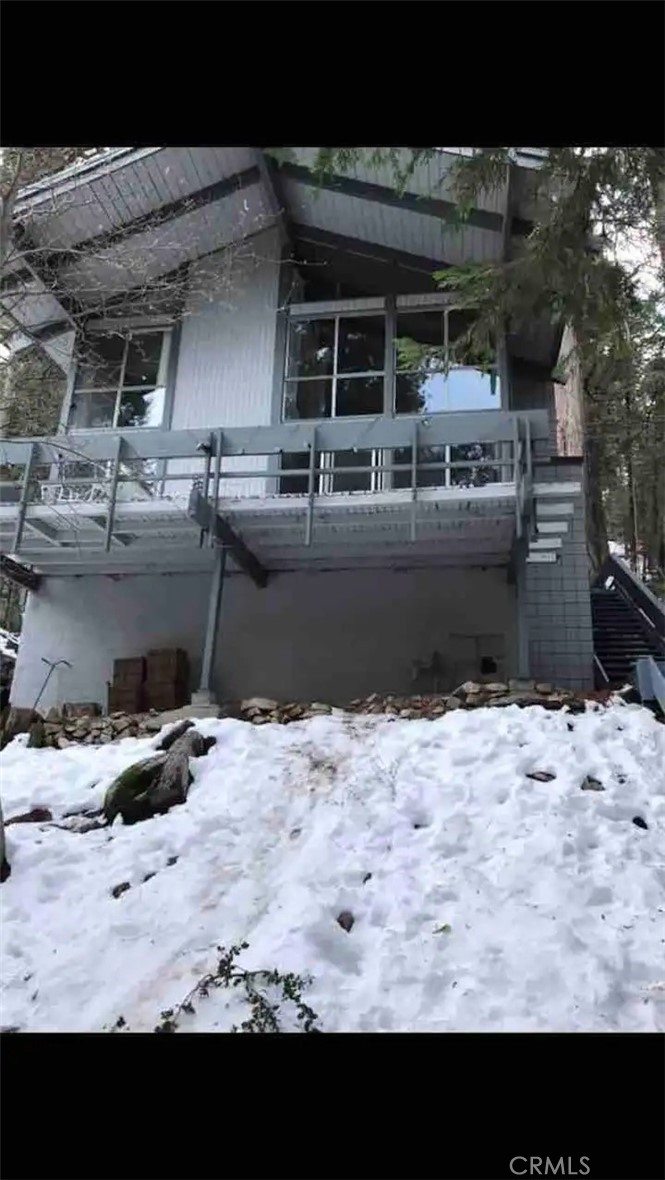 a view of a backyard of the house