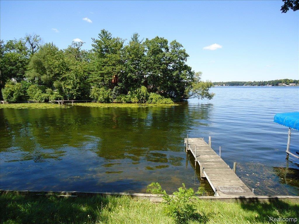 451 Heights Road Lake Orion, MI 48362 - Photo 3 of 19 DOCK INCLUDED