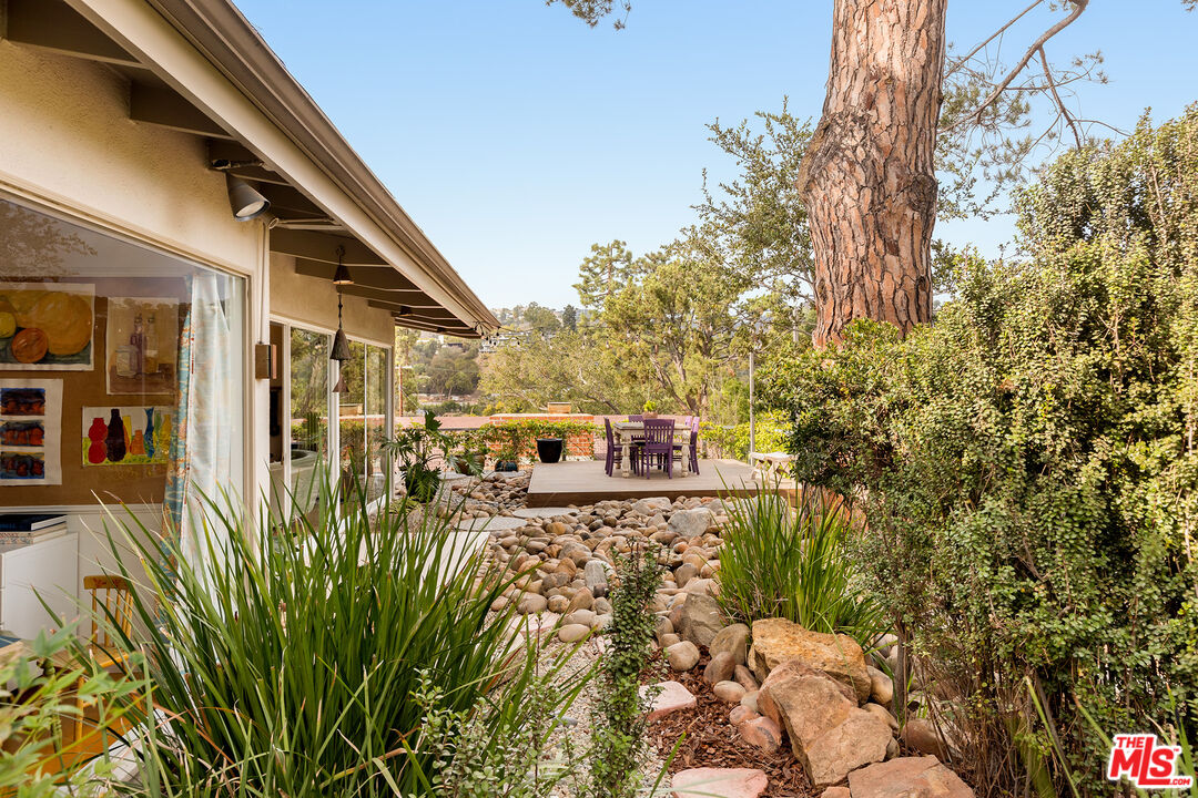 721 Rochedale Way Los Angeles, CA 90049 - Photo 18 of 25 a picture of a outdoor space