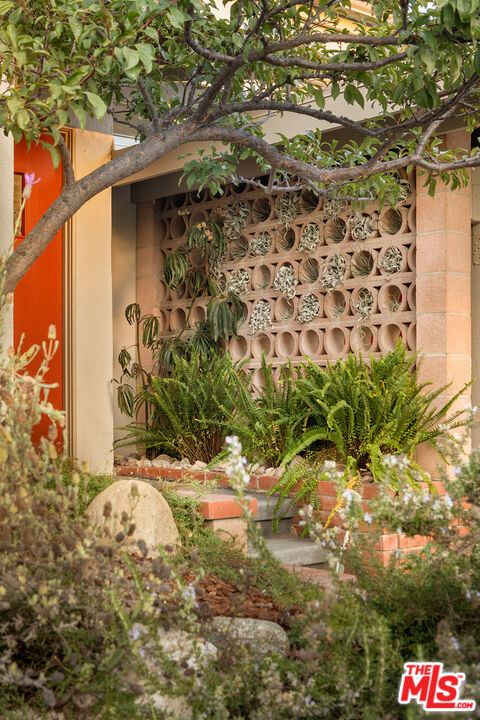 721 Rochedale Way Los Angeles, CA 90049 - Photo 2 of 25