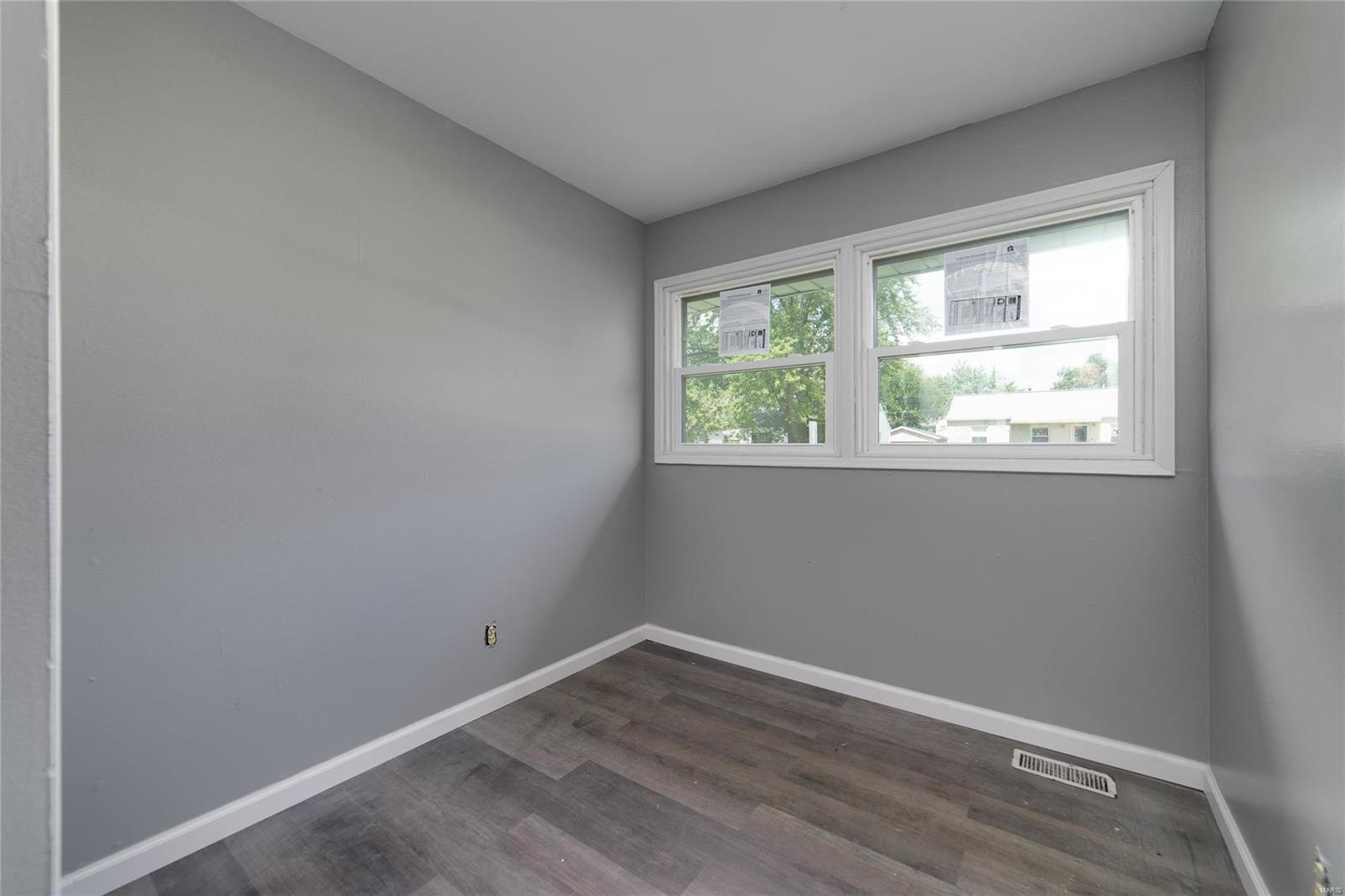 236 Cameron Road St. Louis, MO 63137 - Photo 4 of 11