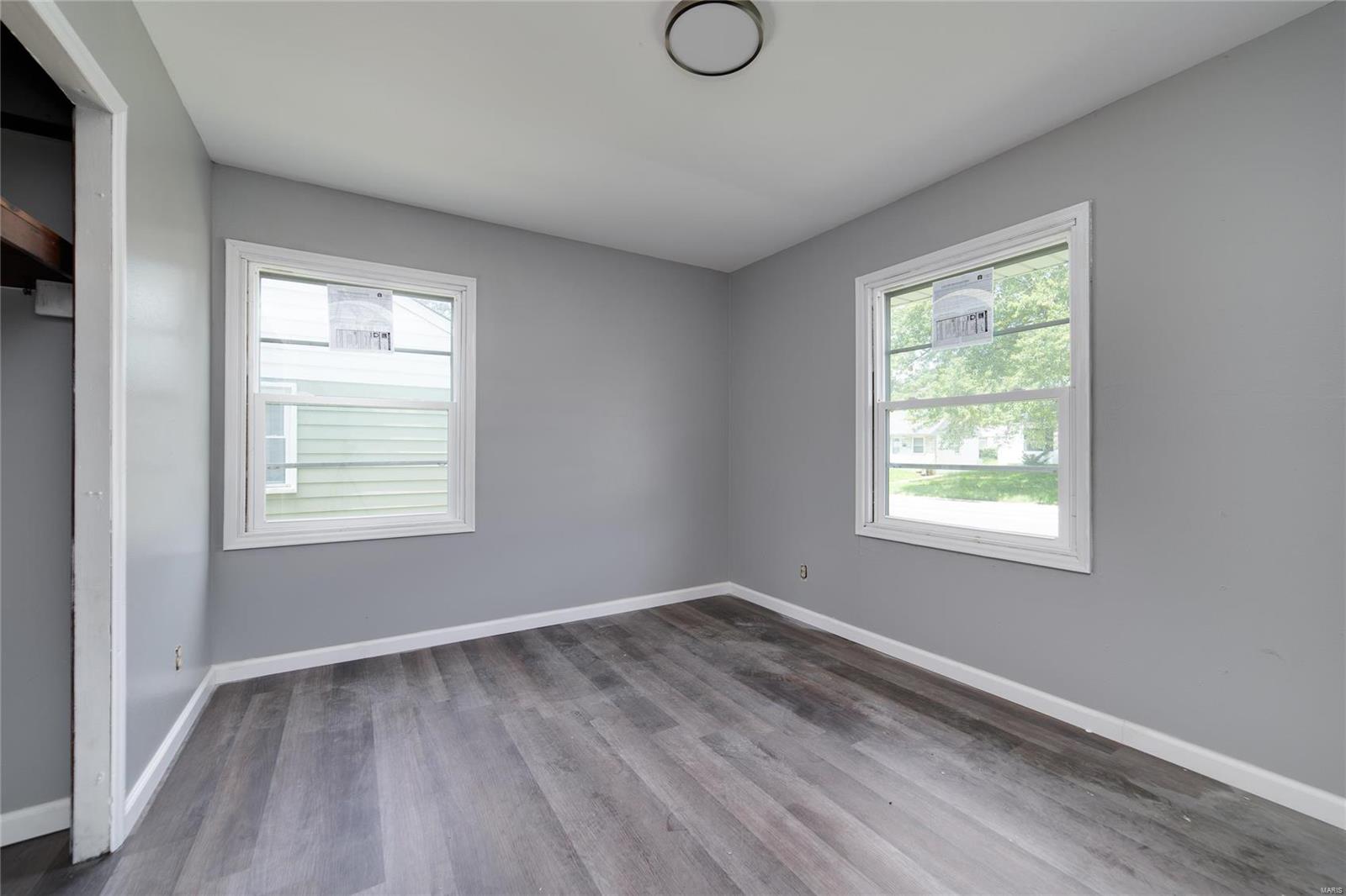 236 Cameron Road St. Louis, MO 63137 - Photo 5 of 11