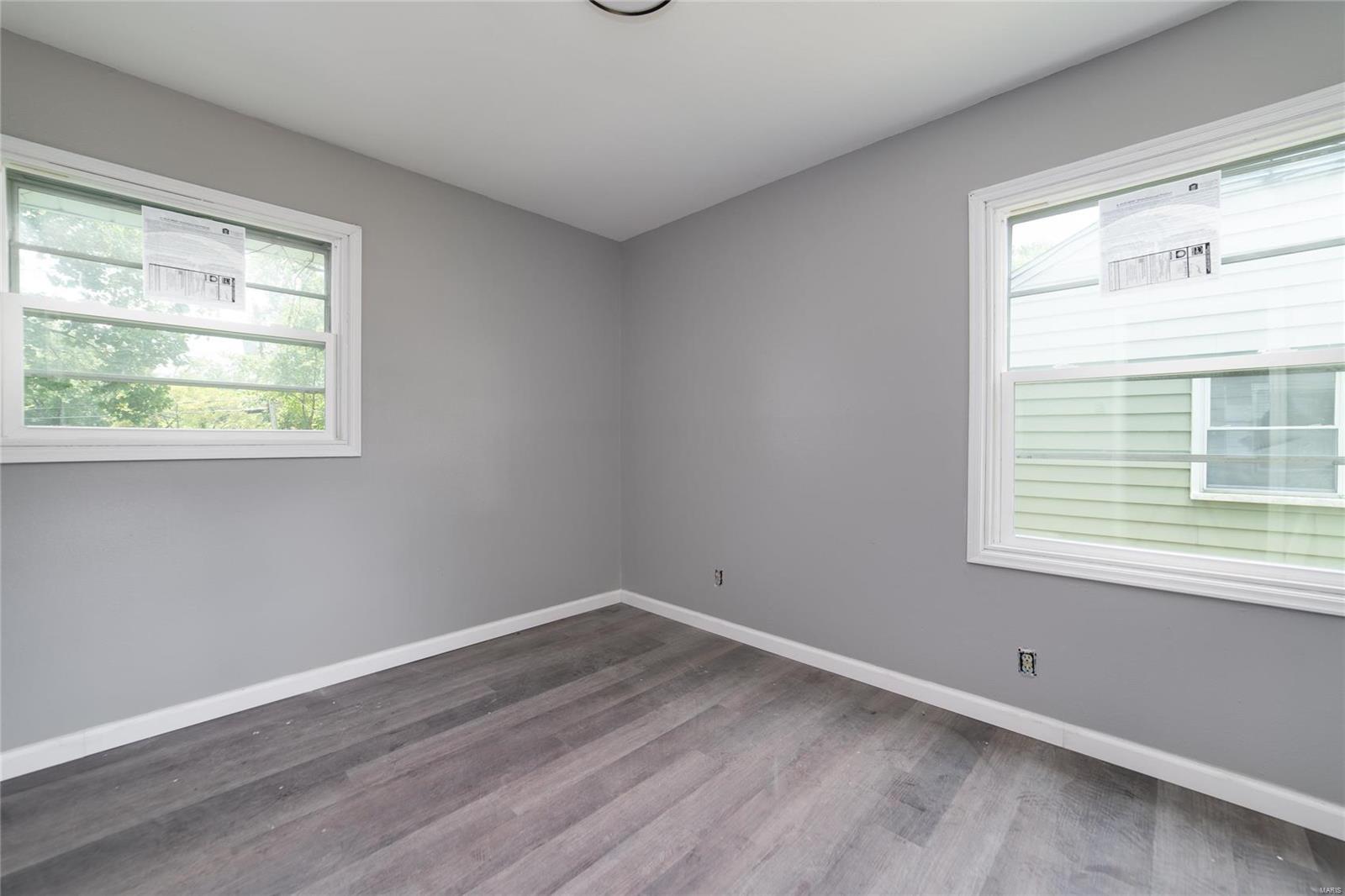 236 Cameron Road St. Louis, MO 63137 - Photo 7 of 11