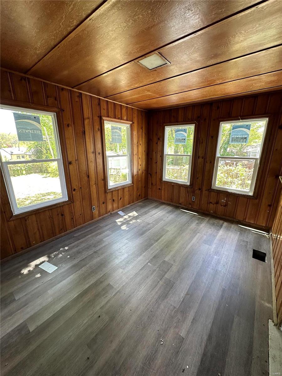 236 Cameron Road St. Louis, MO 63137 - Photo 9 of 11