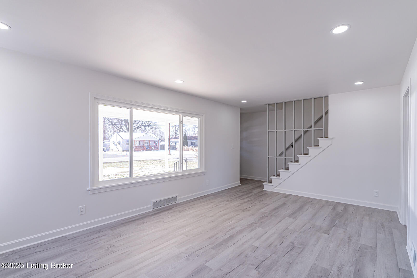 2705 Ralph Avenue Louisville, KY 40216 - Photo 6 of 30 Livingroom