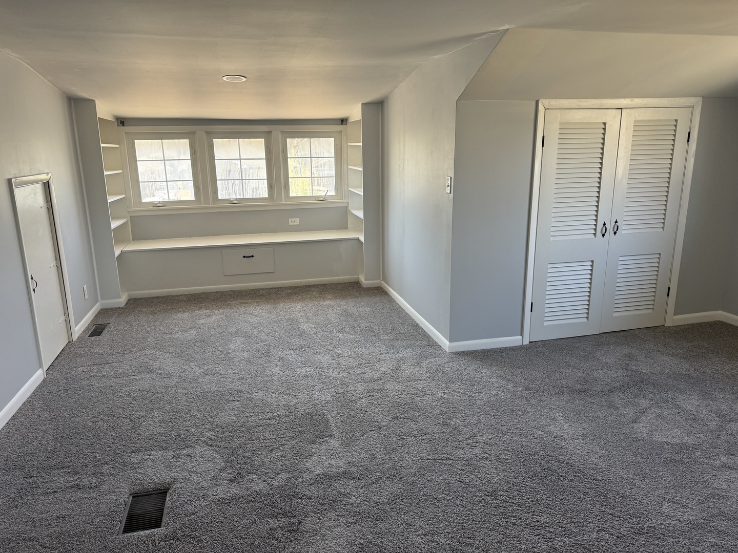 403 Mitchell Street Benton, IL 62812 - Photo 35 of 44 an empty room with windows