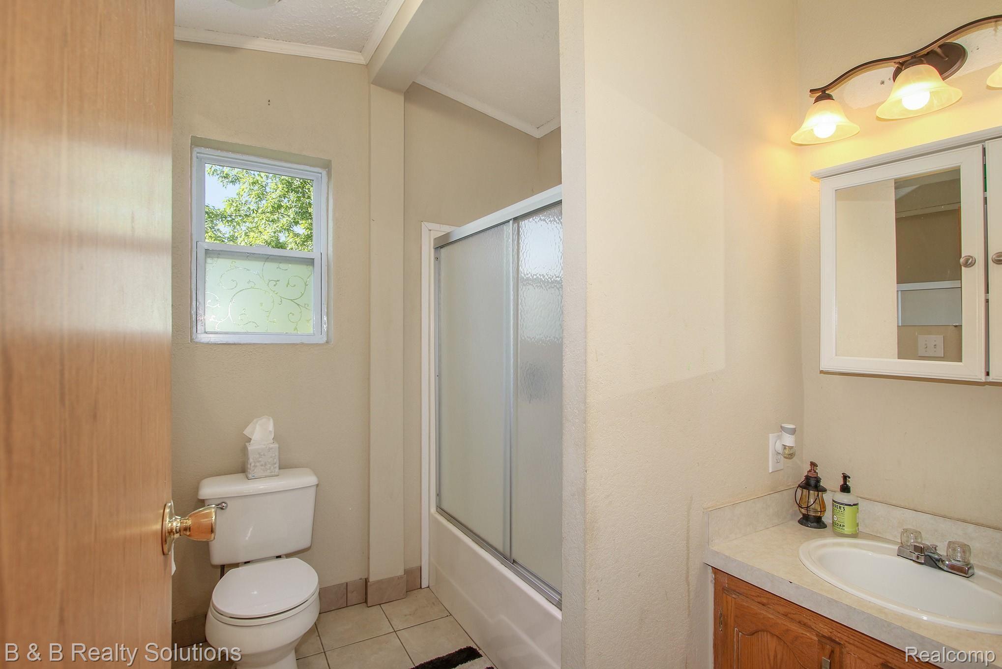 4874 Jones Road North Branch, MI 48461 - Photo 22 of 26 22 Full Bath.jpg