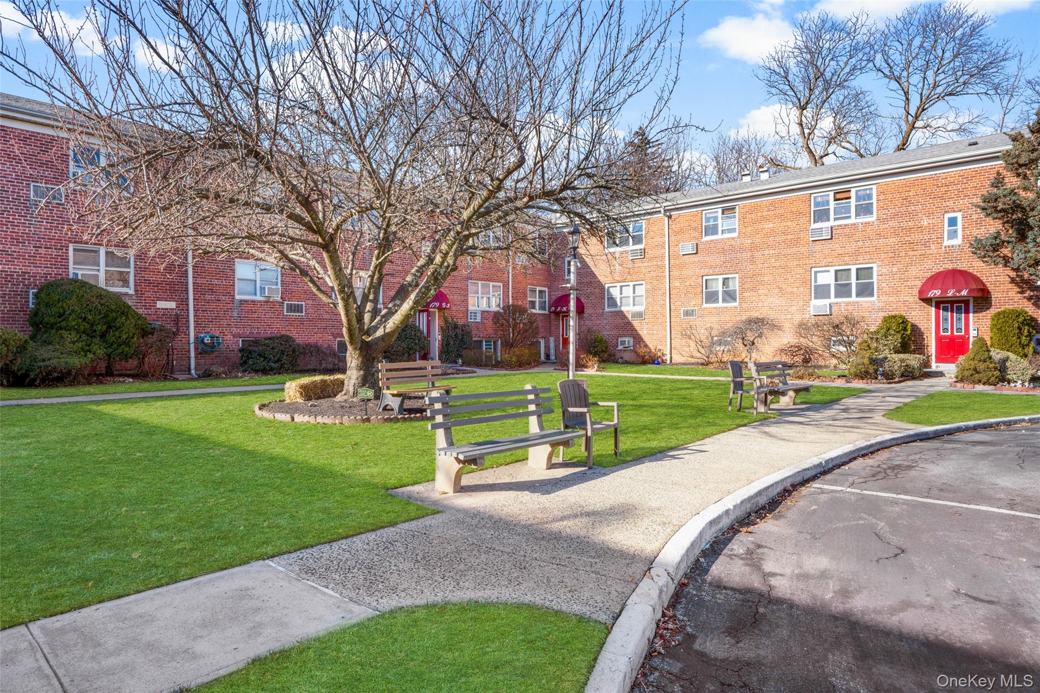 179 Drake Avenue, Unit 2J New Rochelle, NY 10805 - Photo 15 of 16 Surrounding community with a yard