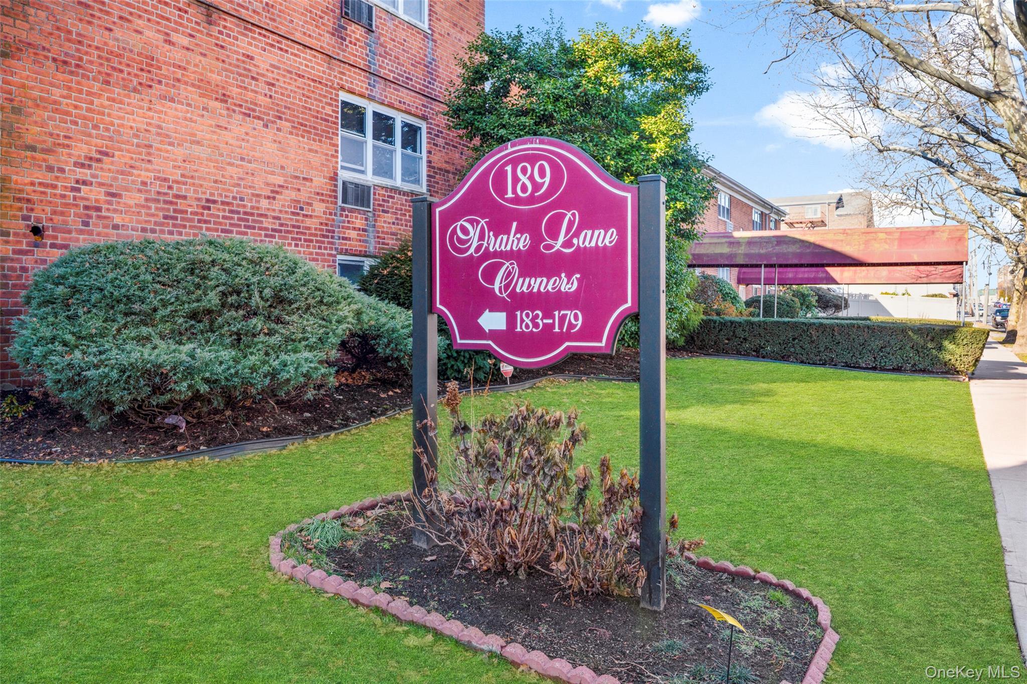 179 Drake Avenue, Unit 2J New Rochelle, NY 10805 - Photo 16 of 16 Community / neighborhood sign with a yard