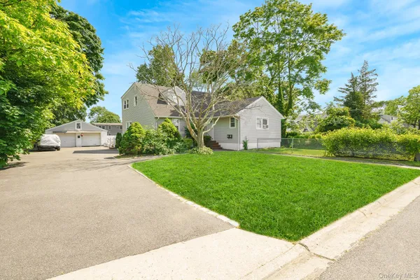 $799,999 | 733 14th Street, West Babylon, NY 11704