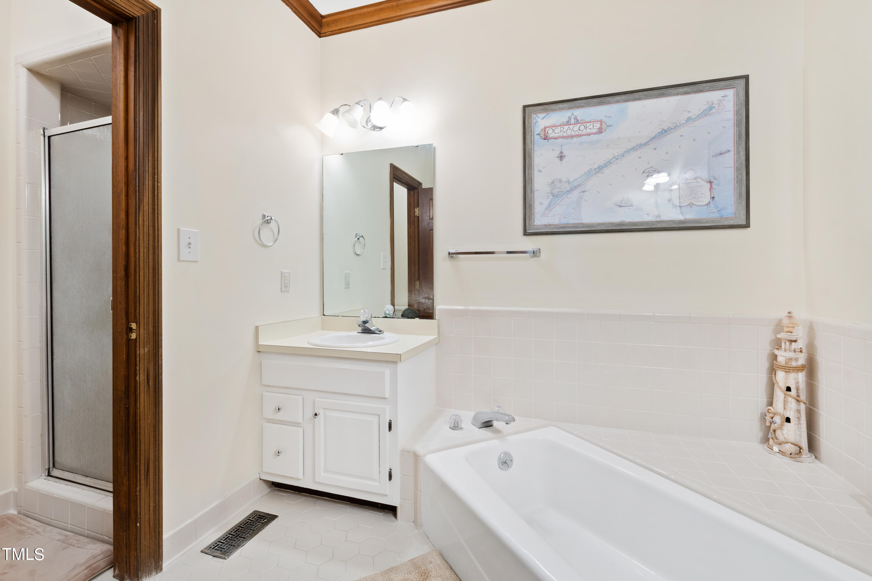 8450 Wycombe Lane Raleigh, NC 27615 - Photo 19 of 32 a bathroom with a tub a sink and mirror