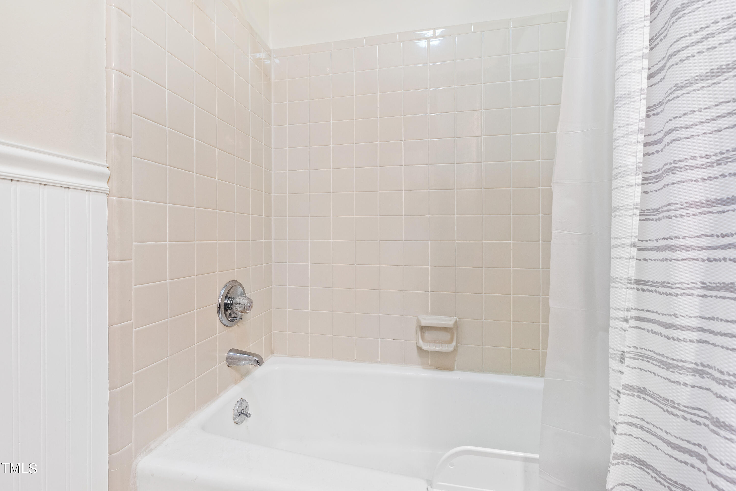 8450 Wycombe Lane Raleigh, NC 27615 - Photo 23 of 32 a bathroom with a bathtub