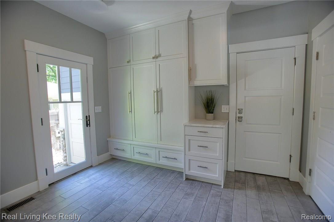 930 Fairview Avenue Rochester, MI 48307 - Photo 15 of 43 Mud_Room.jpg