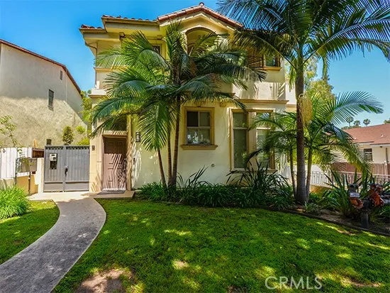 a view of a yard in front of a house
