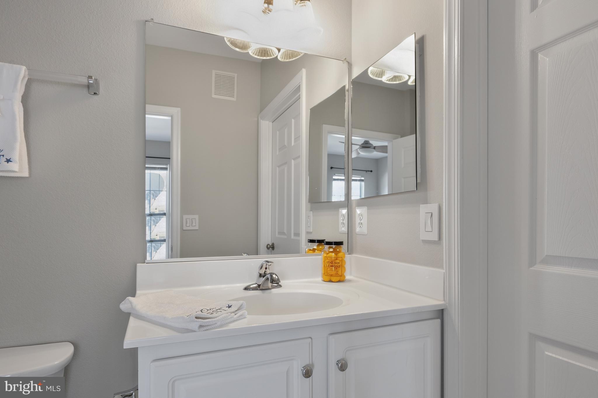 13048 Cabin Creek Road, Unit 13048 Herndon, VA 20171 - Photo 36 of 54 SECOND FULL BATH (A)