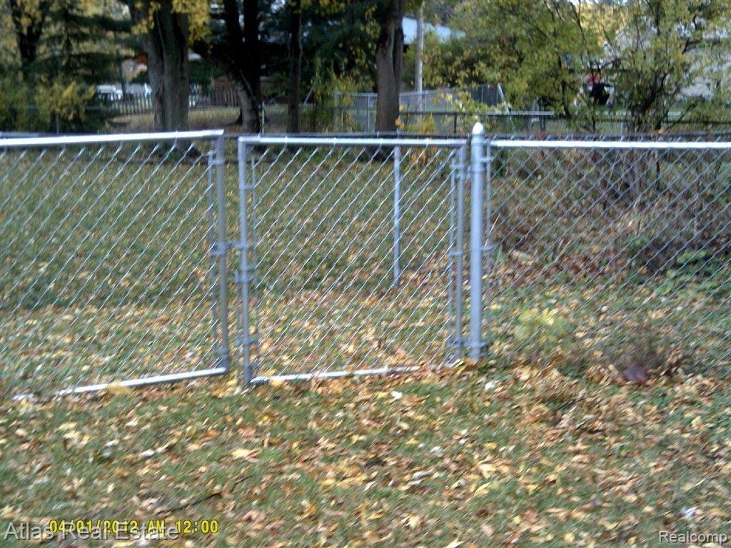 940 Springview Drive Flushing, MI 48433 - Photo 4 of 22 Fenced Kennel.jpg