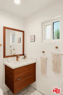 $1,395,000 | 922 Lincoln Boulevard, Unit 2, Santa Monica, CA 90403