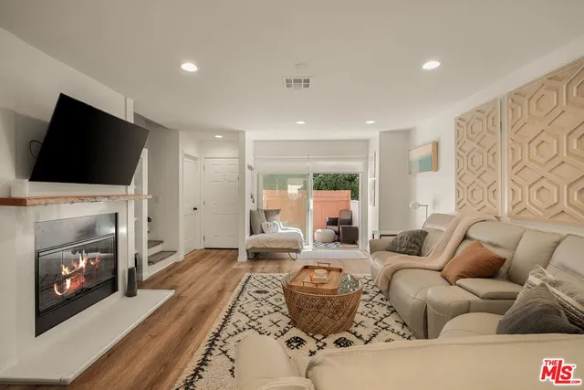$1,395,000 | 922 Lincoln Boulevard, Unit 2, Santa Monica, CA 90403
