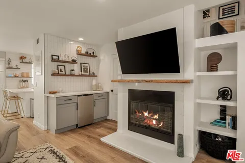 $1,395,000 | 922 Lincoln Boulevard, Unit 2, Santa Monica, CA 90403