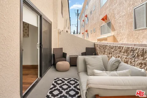 $1,395,000 | 922 Lincoln Boulevard, Unit 2, Santa Monica, CA 90403