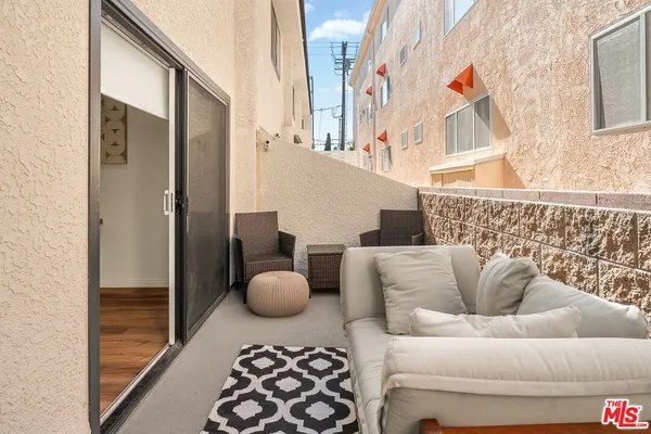$1,290,000 | 922 Lincoln Boulevard, Unit 2, Santa Monica, CA 90403