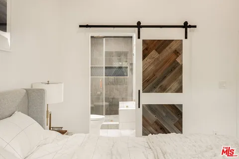 $1,395,000 | 922 Lincoln Boulevard, Unit 2, Santa Monica, CA 90403