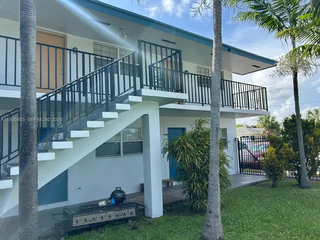 a view of entryway with a yard