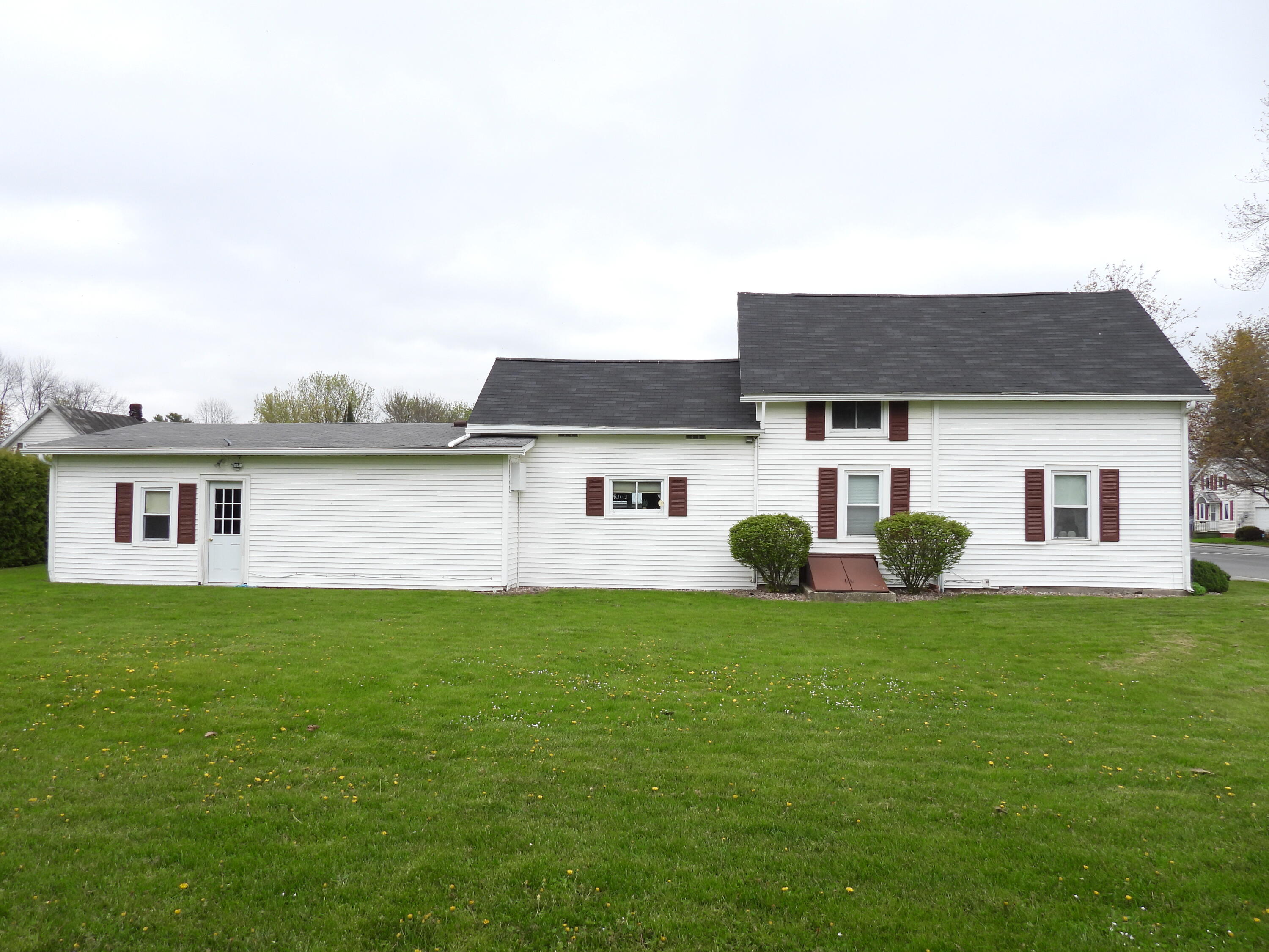 122 Maple Street Rouses Point, NY 12979 - Photo 4 of 26
