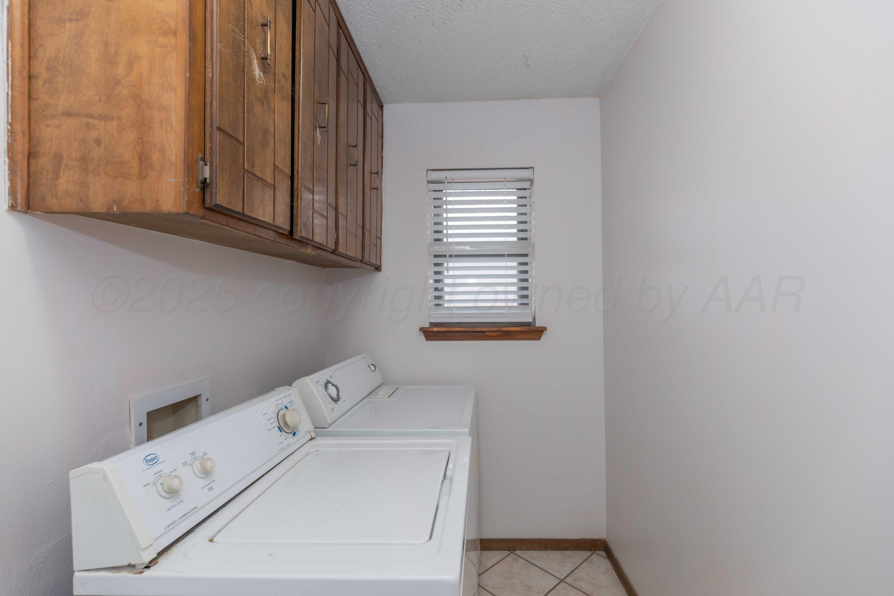 5301 Leigh Avenue Amarillo, TX 79110 - Photo 32 of 35 a utility room with dryer and washer