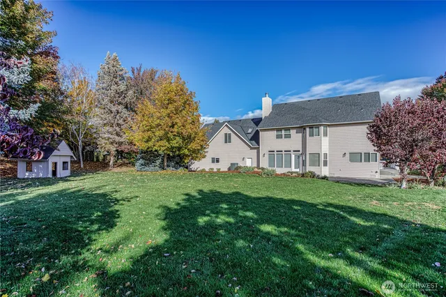 a view of house with a big yard