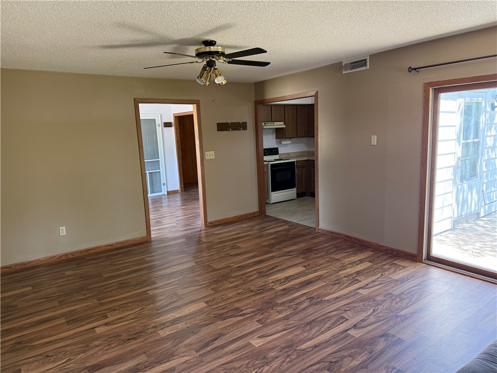 513 Indiana Avenue Effingham, IL 62401 - Photo 13 of 22 Family Room/Kitchen/Dining