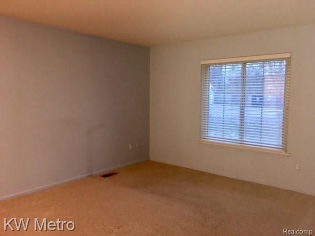 29652 Middlebelt Road, Unit 1402 Farmington Hills, MI 48334 - Photo 7 of 12