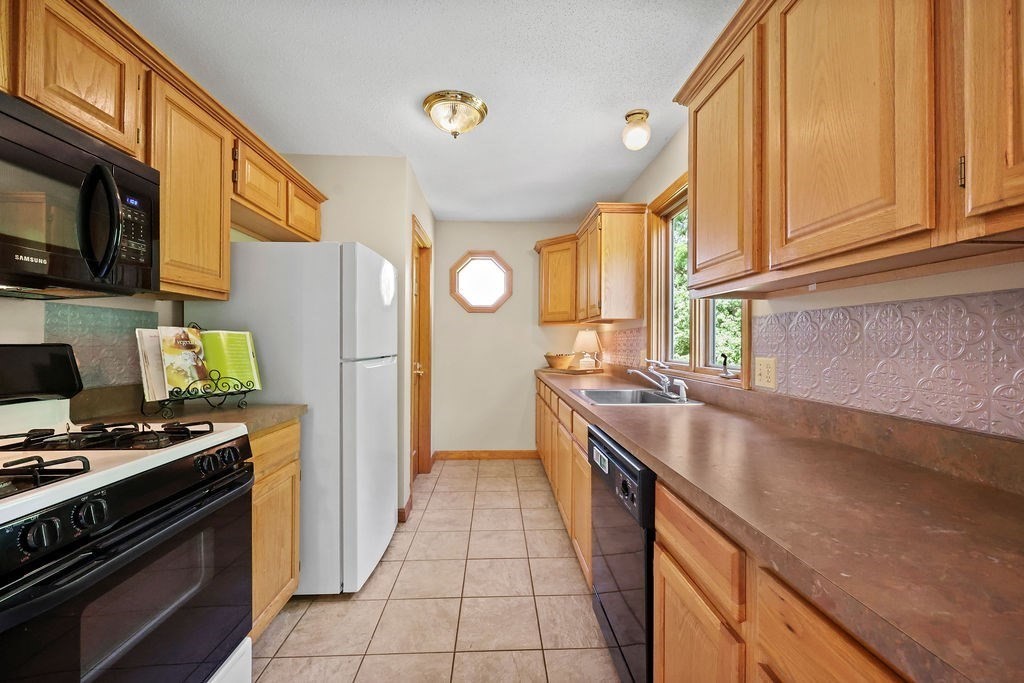 35 Lemnos Lane Springfield, MA 01119 - Photo 8 of 35