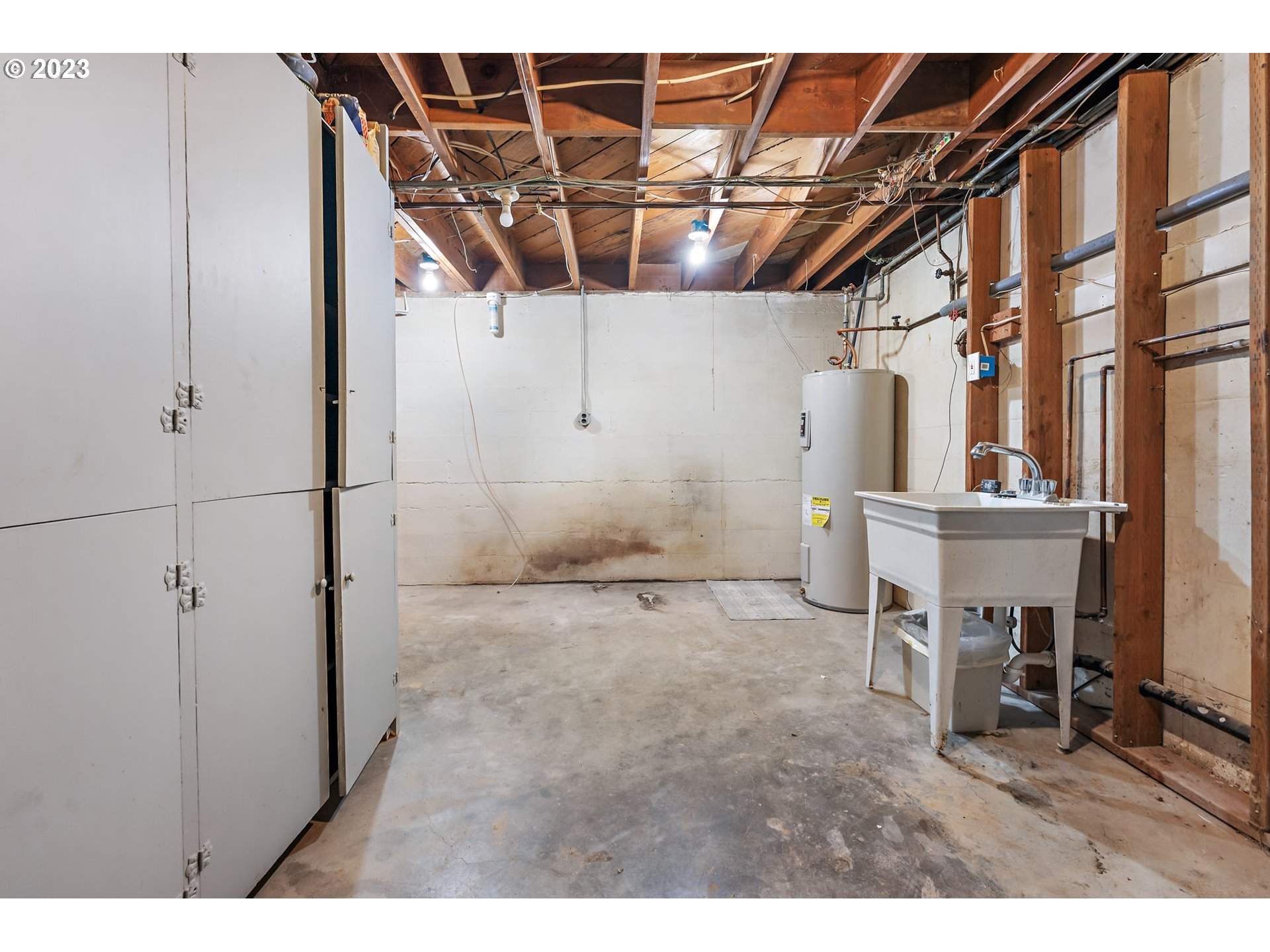 2435 Southwest Dakota Street Portland, OR 97239 - Photo 40 of 47 a view of a hallway with seating area