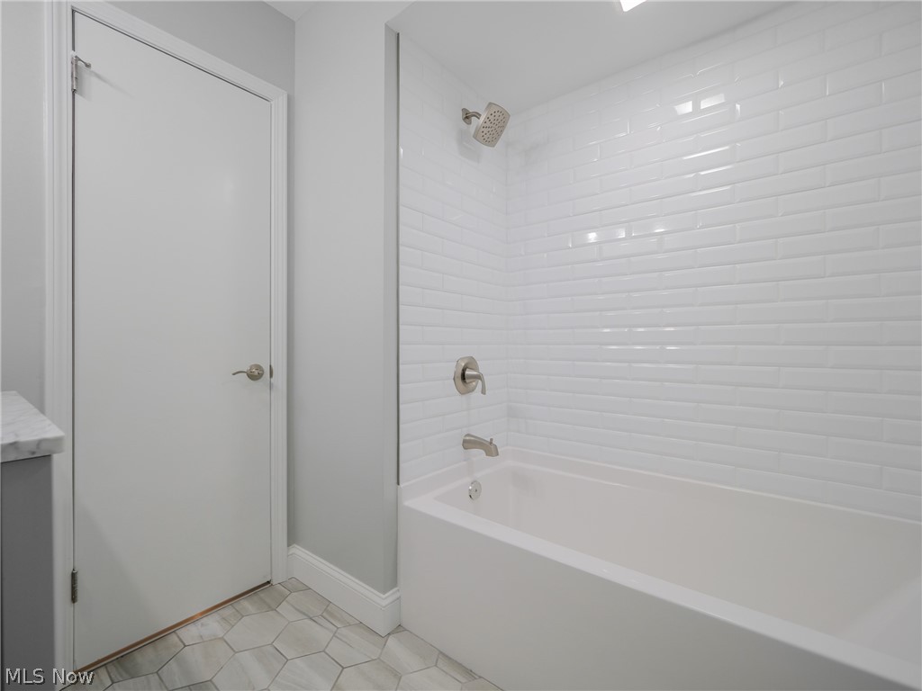 3232 Berkeley Road Cleveland, OH 44118 - Photo 18 of 33 First Floor Full Bath