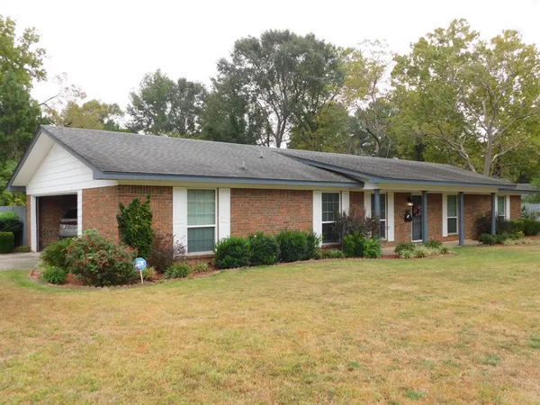 $189,900 | 307 8th Street Southeast, Springhill, LA 71075