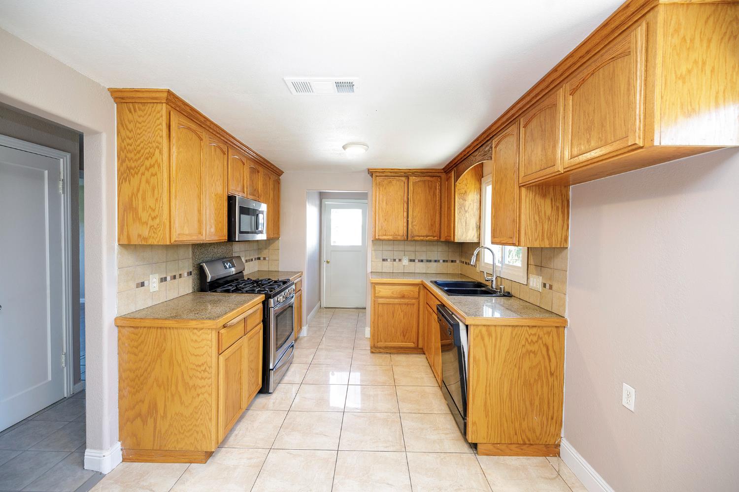 825 Wheatley Avenue Modesto, CA 95351 - Photo 9 of 24