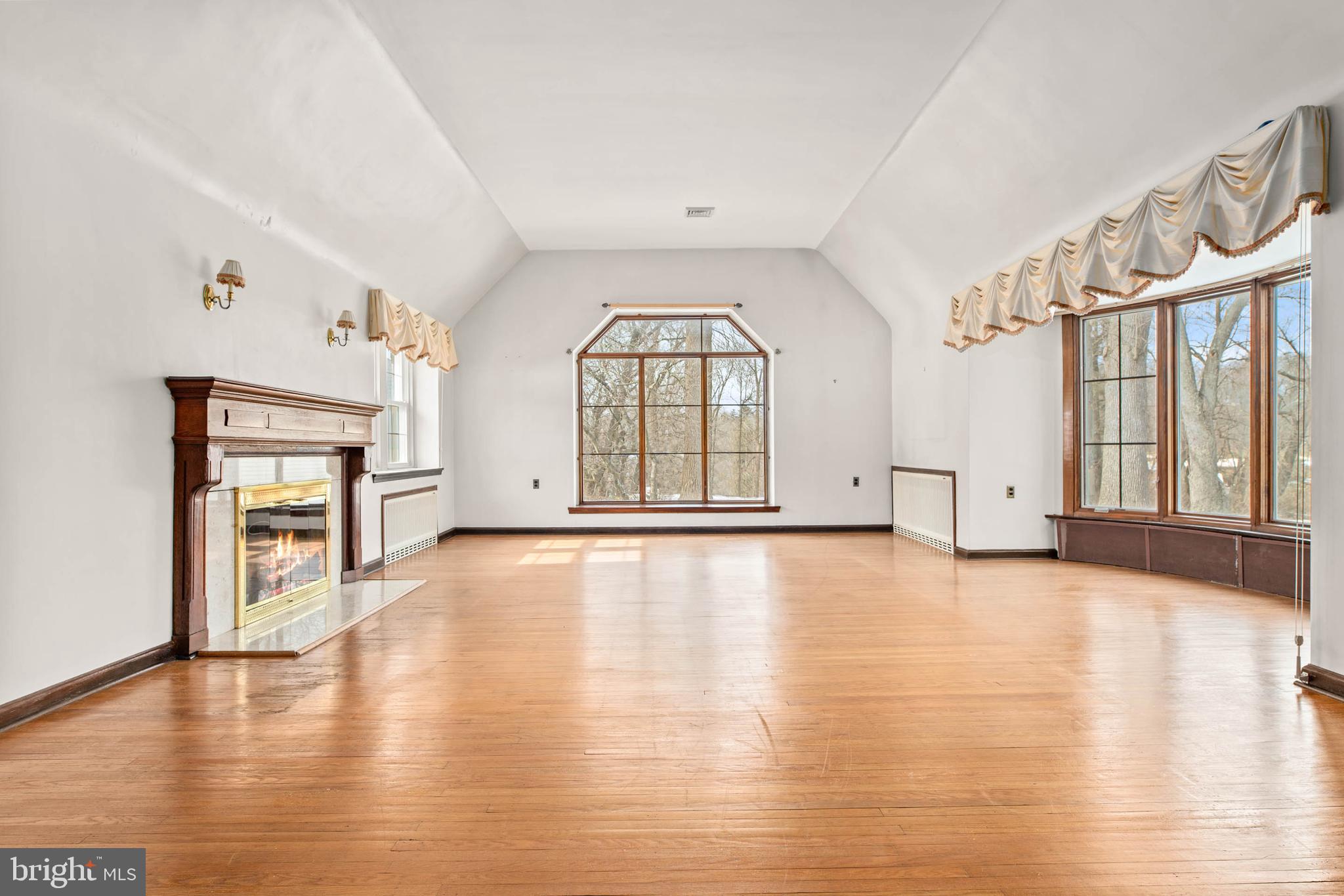 1789 Old Welsh Road Huntingdon Valley, PA 19006 - Photo 6 of 39 Living Room