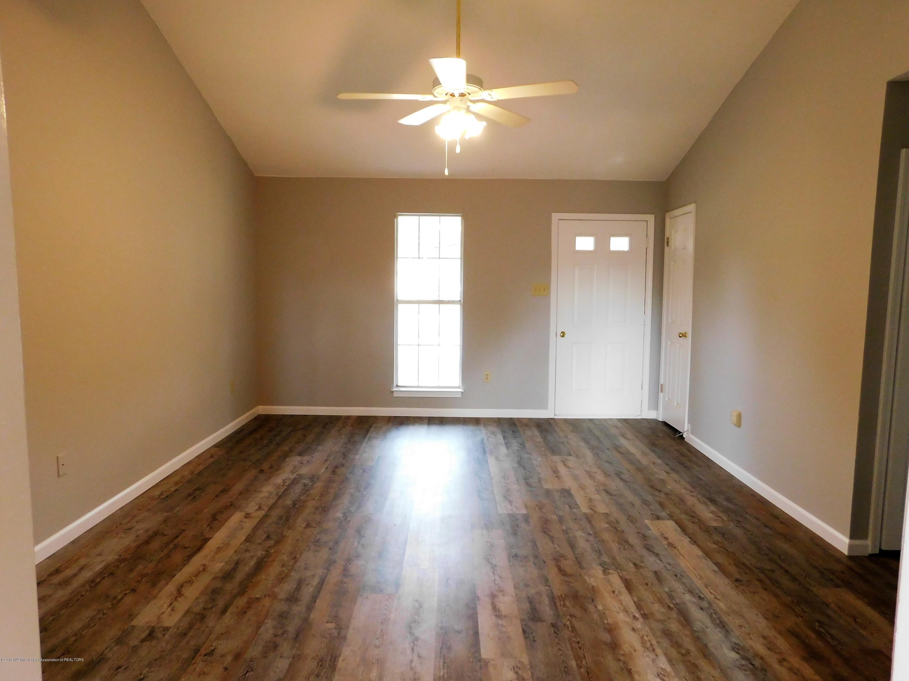 6425 Walnut Grove Road Horn Lake, MS 38637 - Photo 5 of 18 living room