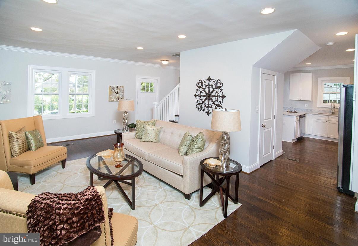 6014 Fort Hunt Road Alexandria, VA 22307 - Photo 11 of 30 Living Room