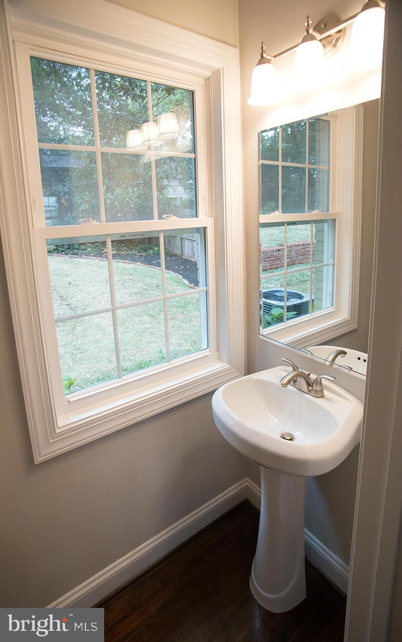 6014 Fort Hunt Road Alexandria, VA 22307 - Photo 14 of 30 Bath