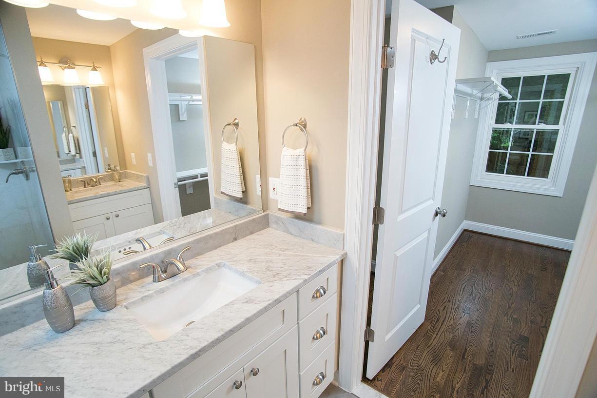 6014 Fort Hunt Road Alexandria, VA 22307 - Photo 19 of 30 Bath (Master)